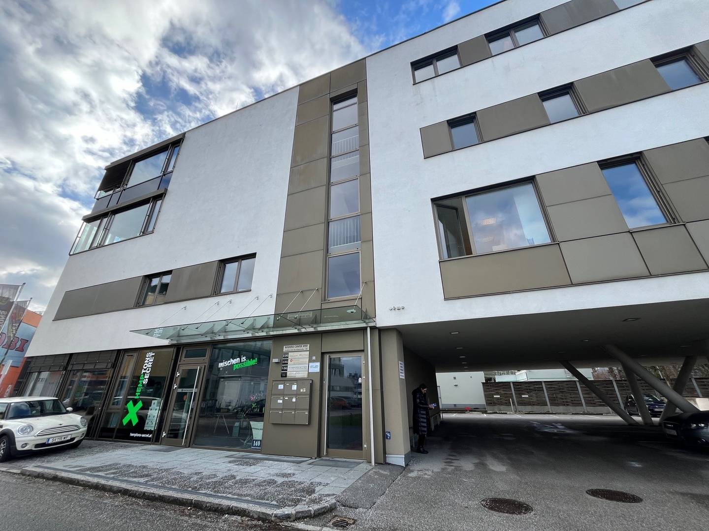 Modern apartment near airport and highway for Germanic markets? Wait no. I must craft the final data properly.