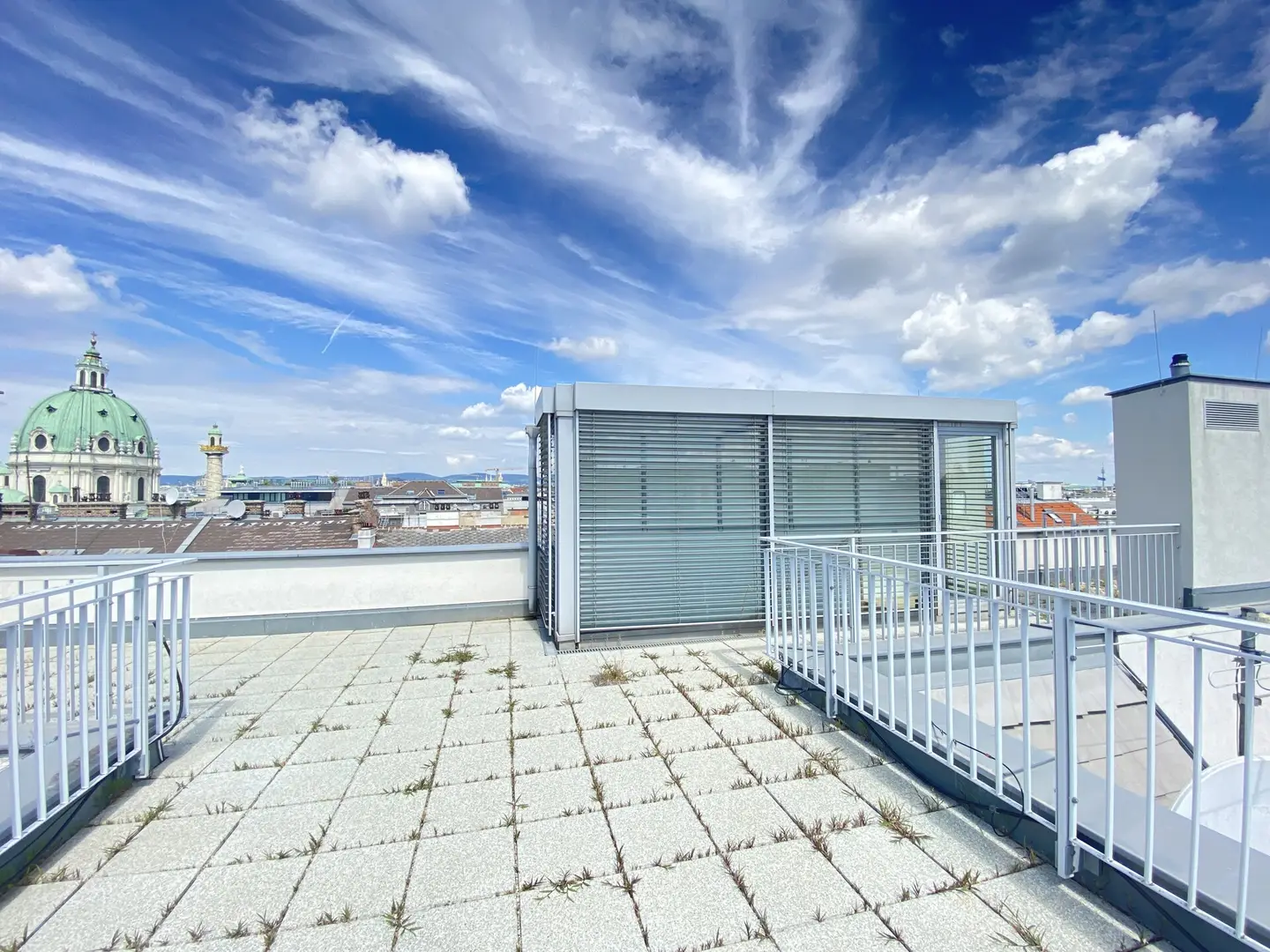 Dachgeschosswohnung mit Terrasse Blick zur Karlskirche im Botschaftsviertel
