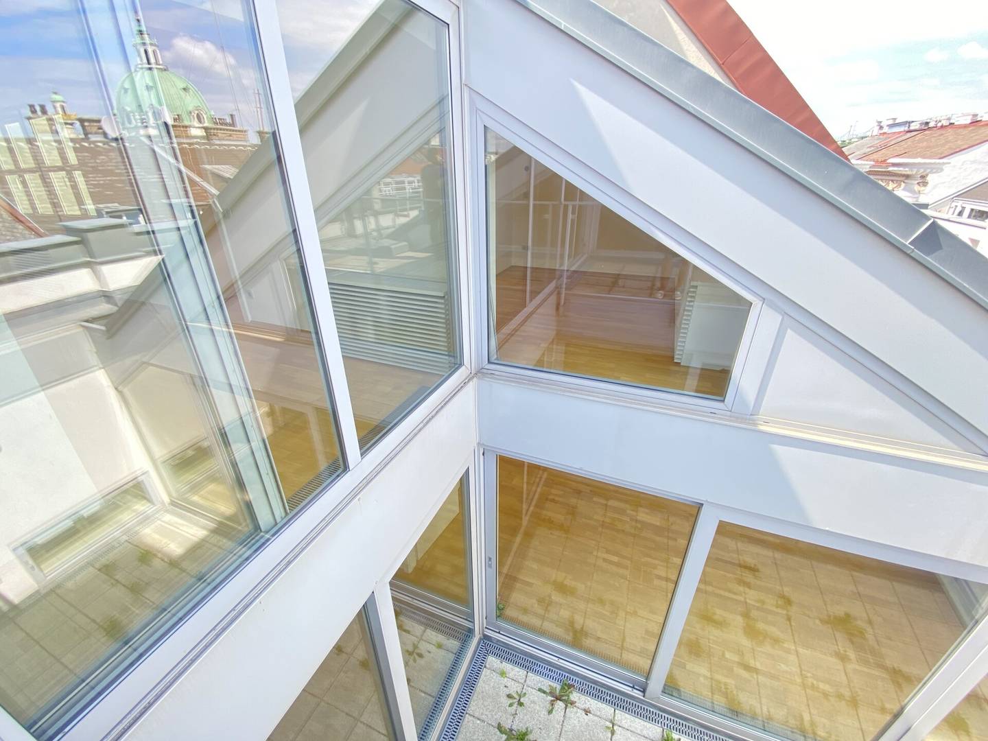 Dachgeschosswohnung mit Terrasse Blick zur Karlskirche im Botschaftsviertel