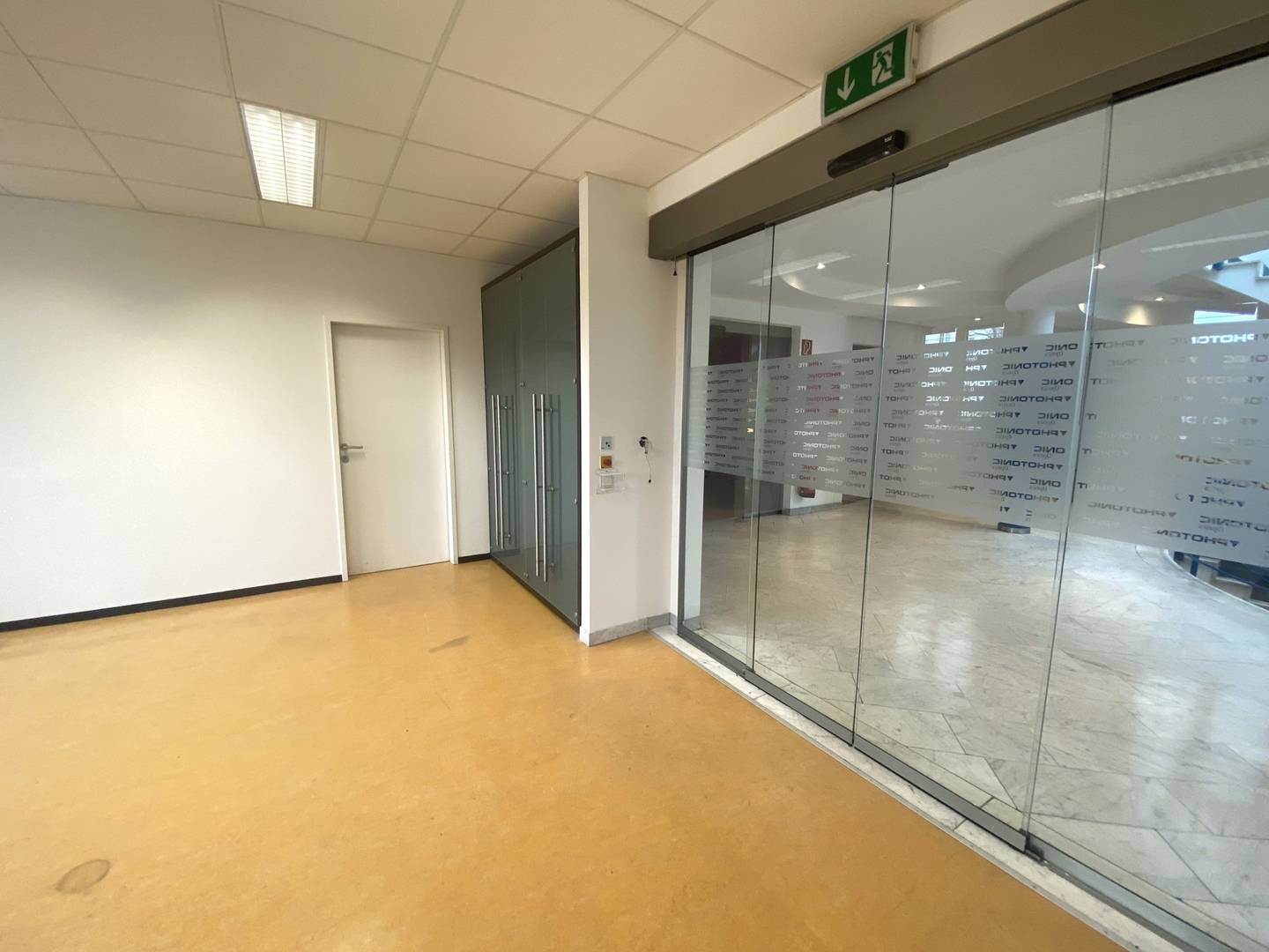 Effiziente Büros mit großzügigen Lagerflächen und Lagerhallen