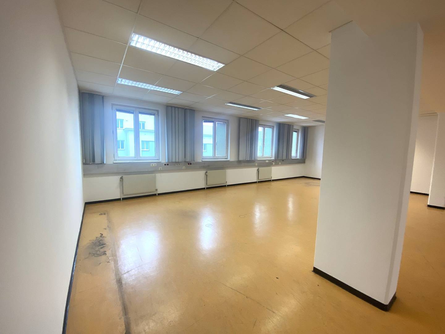 Effiziente Büros mit großzügigen Lagerflächen und Lagerhallen