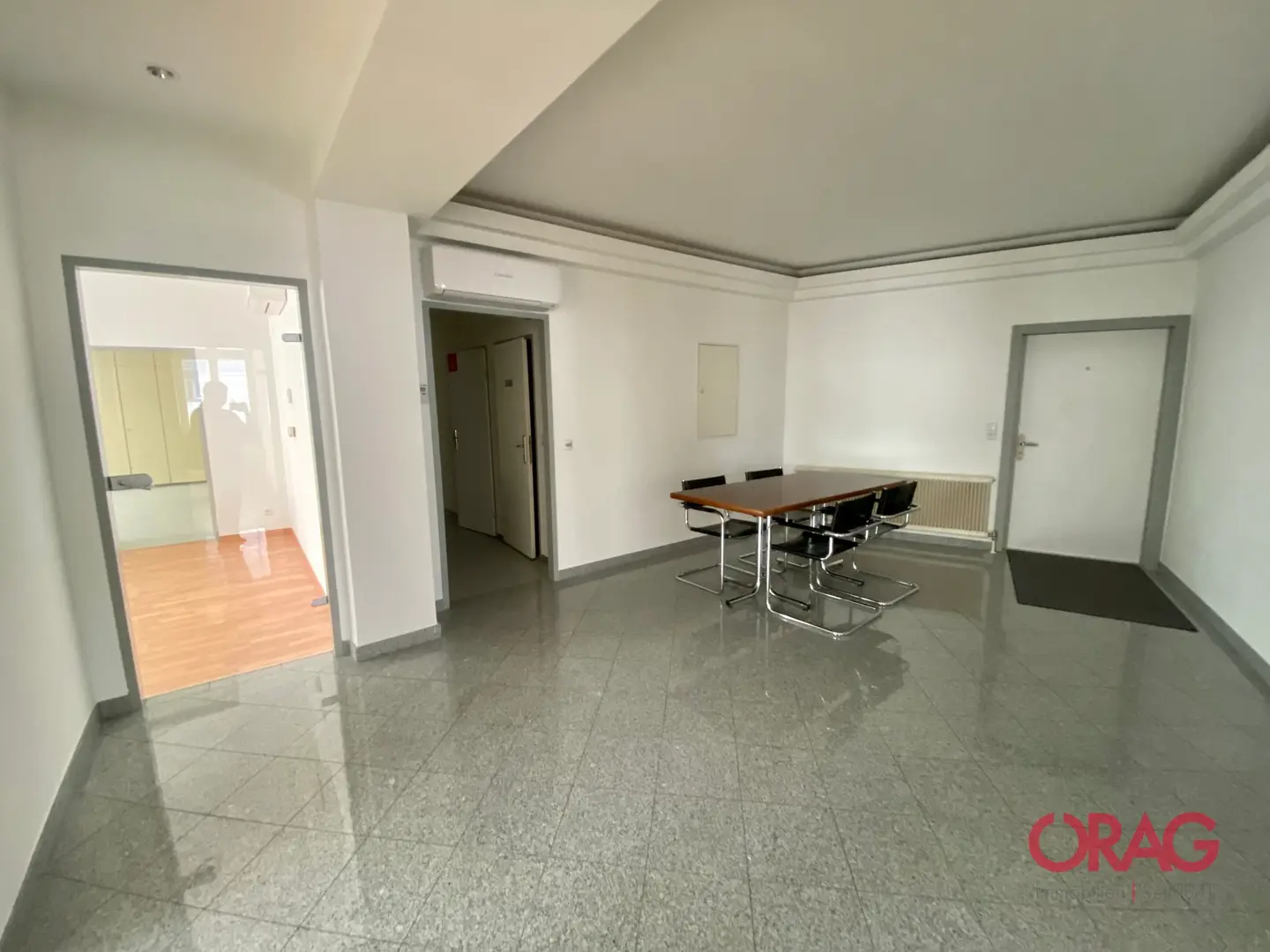 Apartment Office with air conditioning and elevator