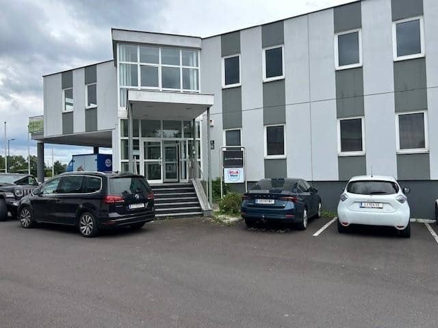 Apartment Traun B1 balcony and air conditioning