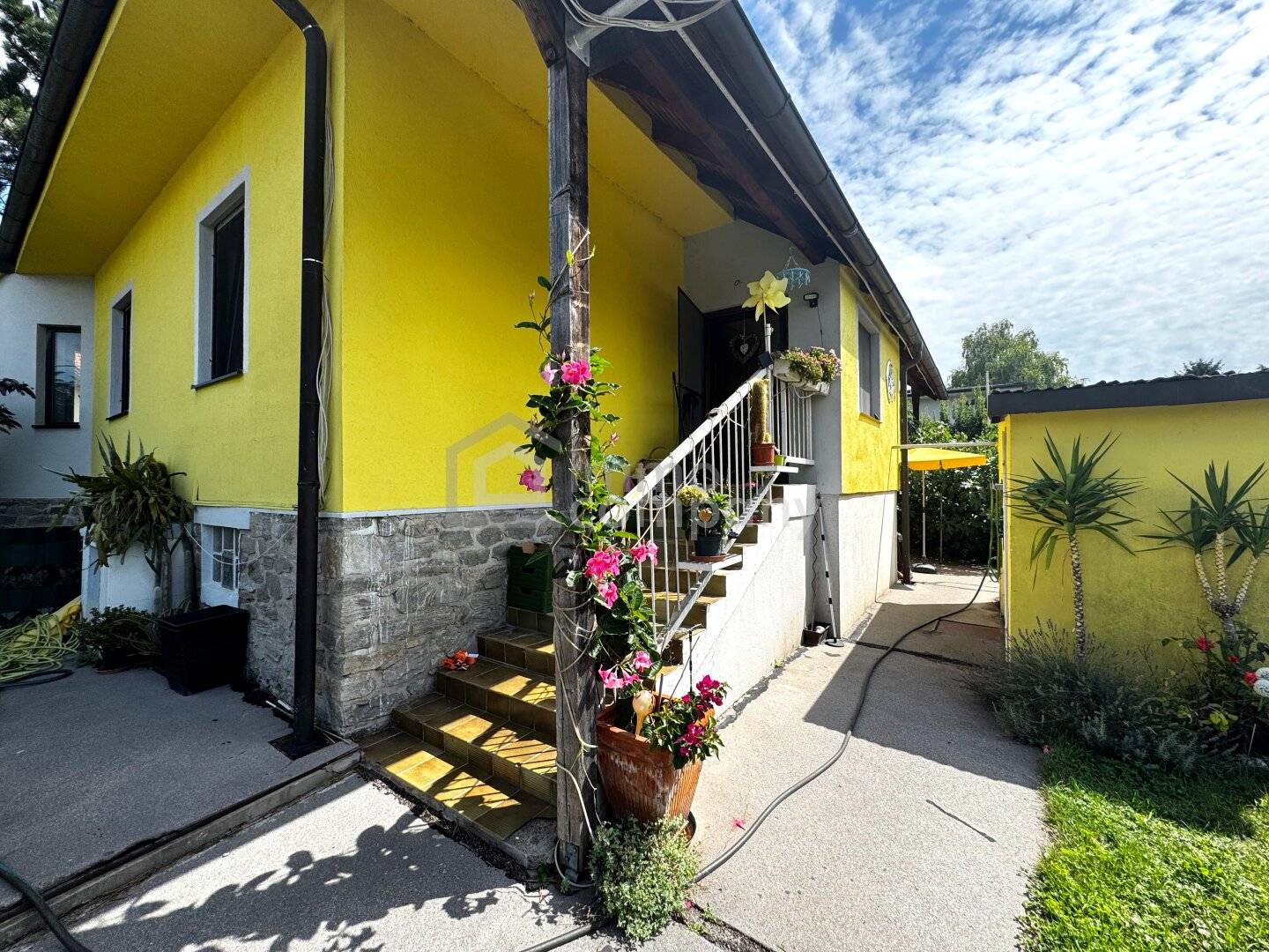 Sonniges Eckgrundstück mit charmantem Einfamilienhaus – großes Potenzial in ruhiger Nachbarschaft!