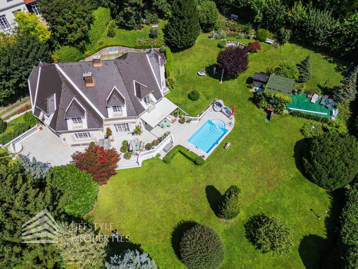 Beeindruckende Villa mit Garten und Pool
