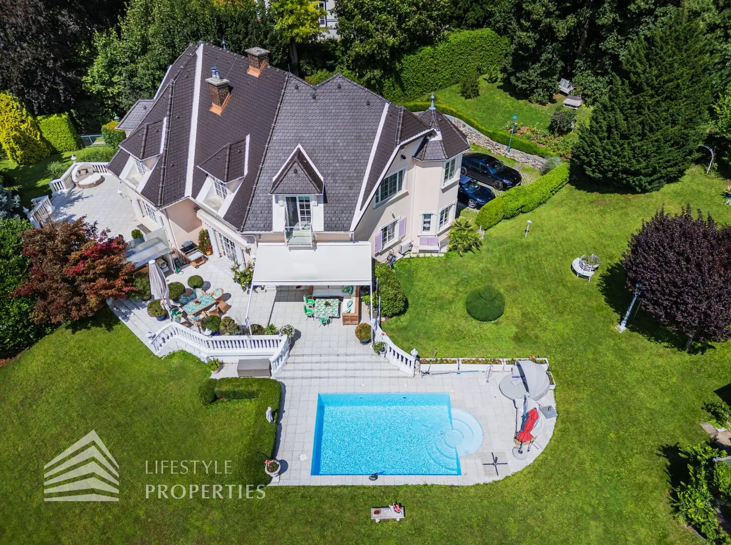 Impressive Villa with Garden and Pool