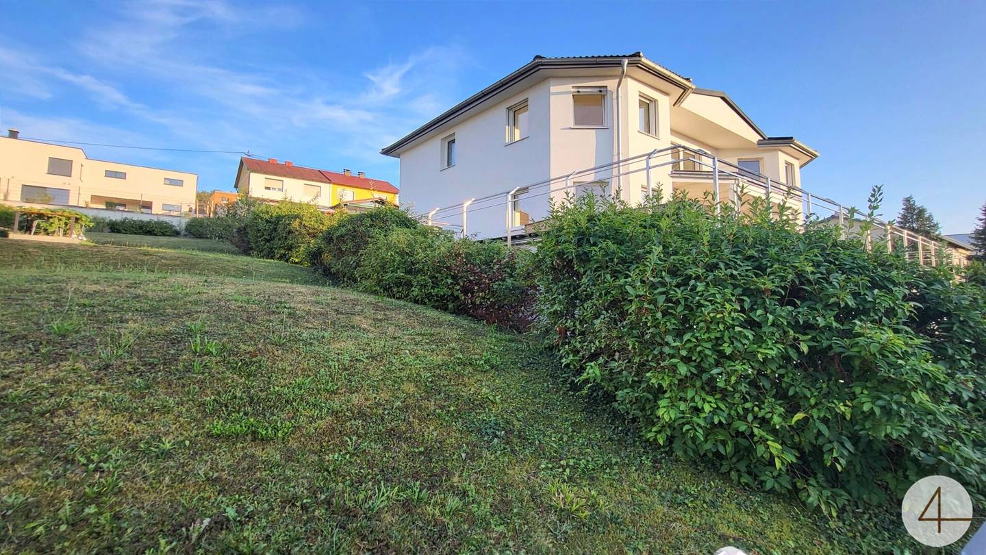 Moderne Villa in Straßham - 180 m² Wohnfläche 3 Garagen mit Terrasse