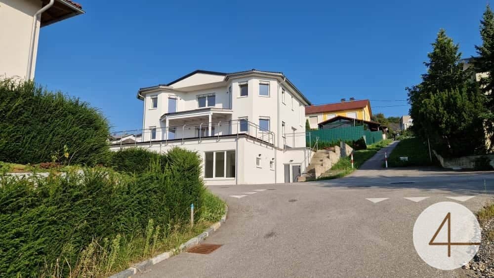 Moderne Villa in Straßham - 180 m² Wohnfläche 3 Garagen mit Terrasse