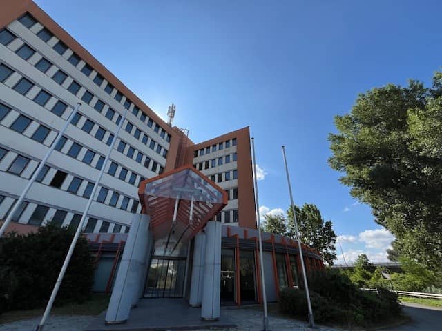 Modernes Bürohaus mit top Sichtbarkeit & Anbindung - zu mieten 1210 Wien