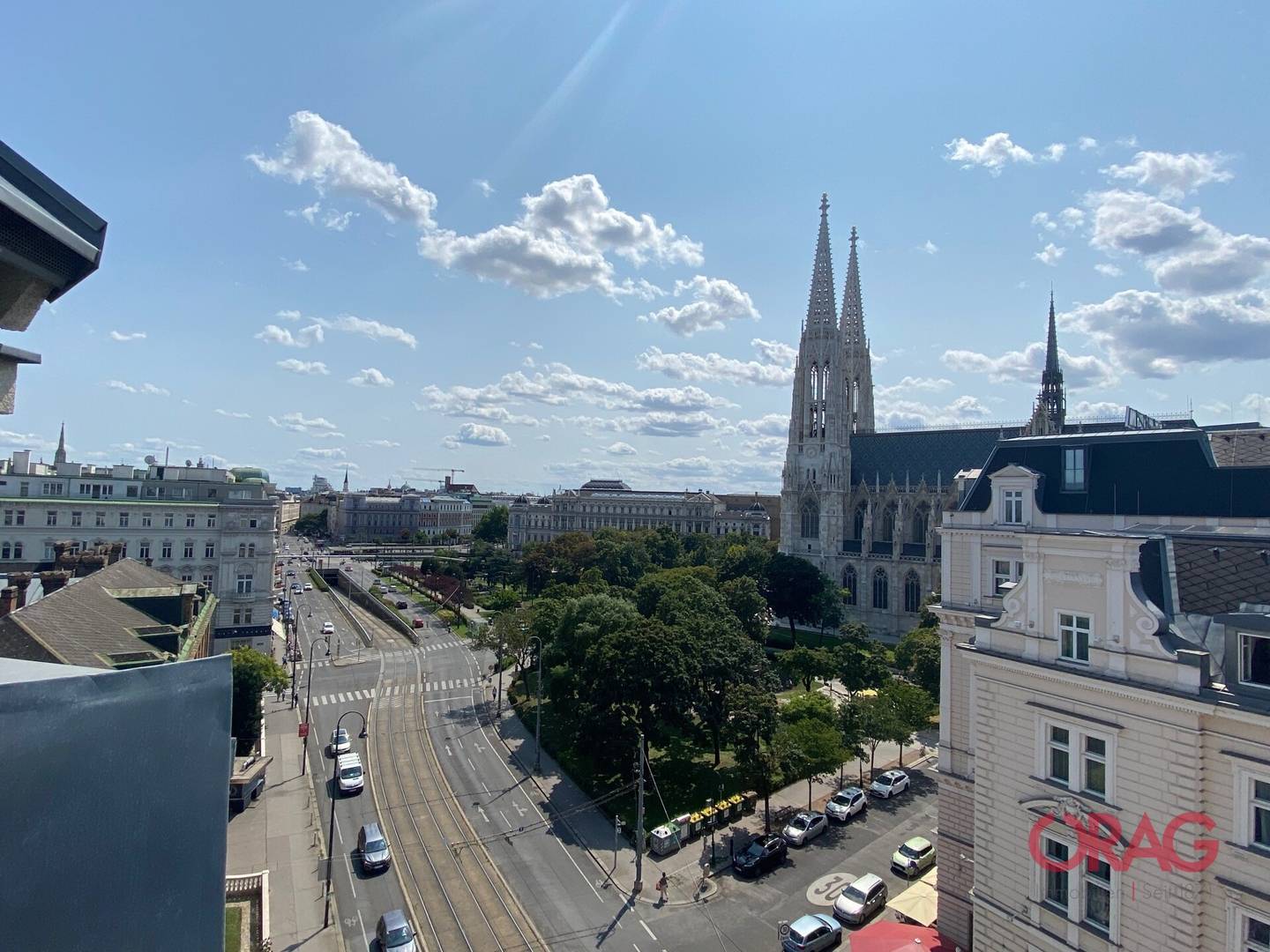 Dachgeschoss-Büro mit Blick zur Votivkirche in 1090 Wien