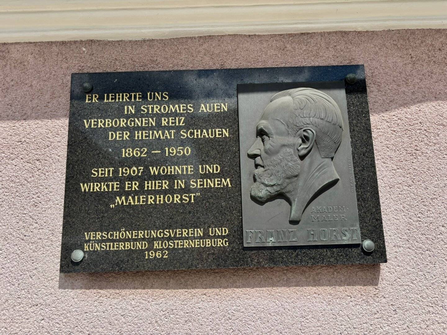Privatverkauf: geschichtsträchtiges Haus im Martinsviertel Klosterneuburg - 1.711 m² Grundstück (1.119 m² Baugrund) mit Panorama-Fernblick - bis zu 6 Einheiten möglich