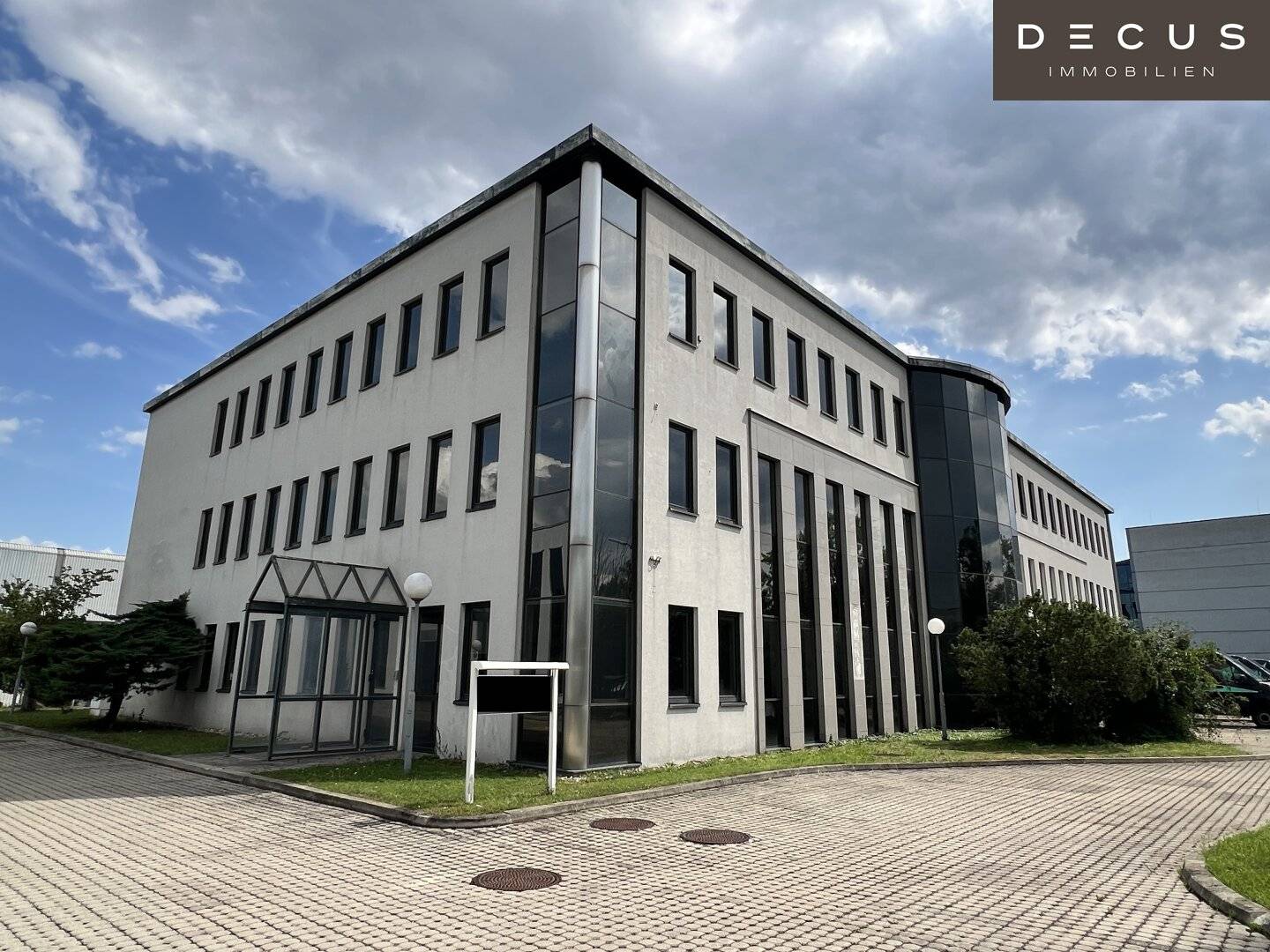 | Büroflächen inkl. großer Anzahl von verfügbaren Stellplätzen