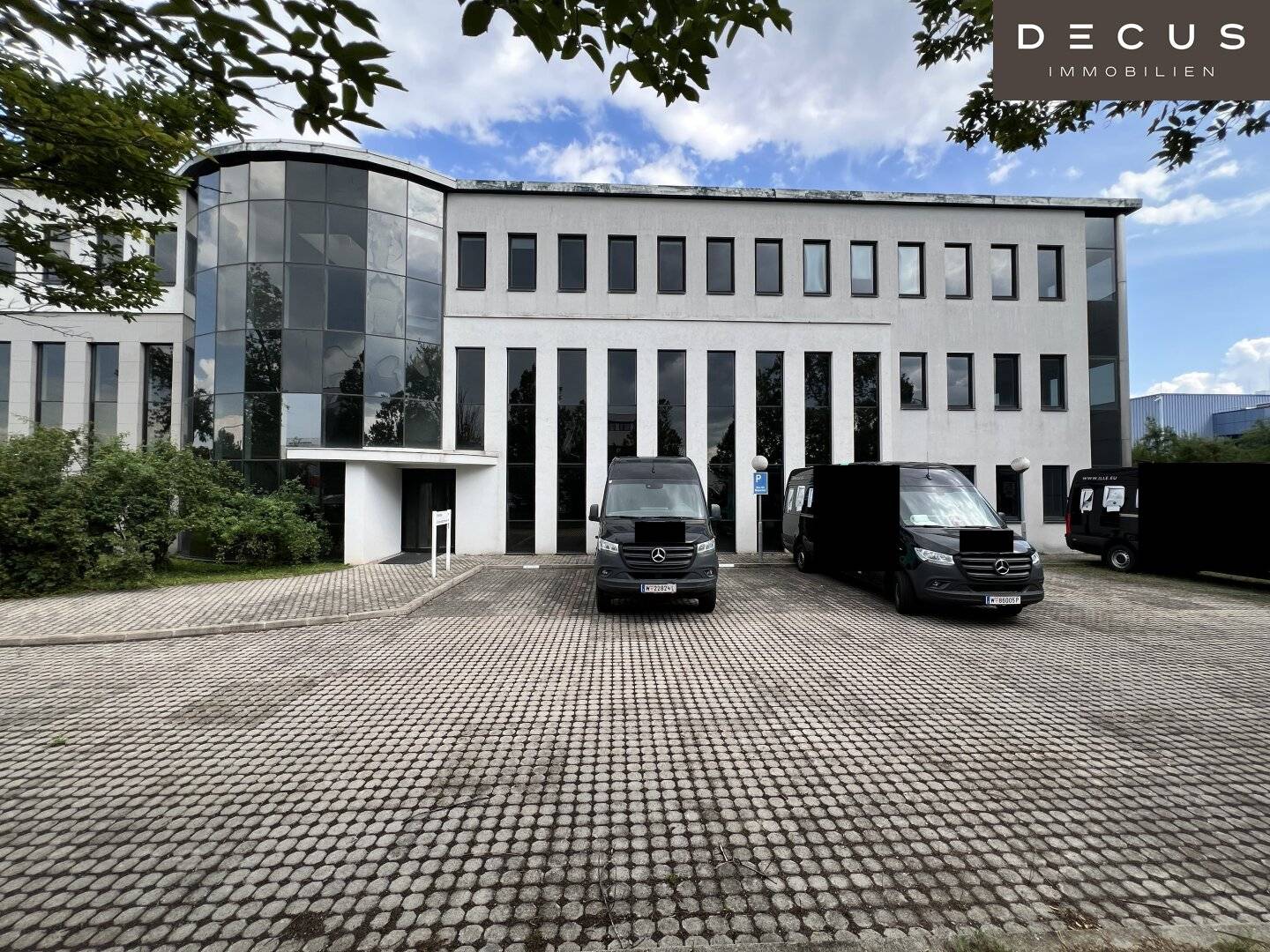| Büroflächen inkl. großer Anzahl von verfügbaren Stellplätzen