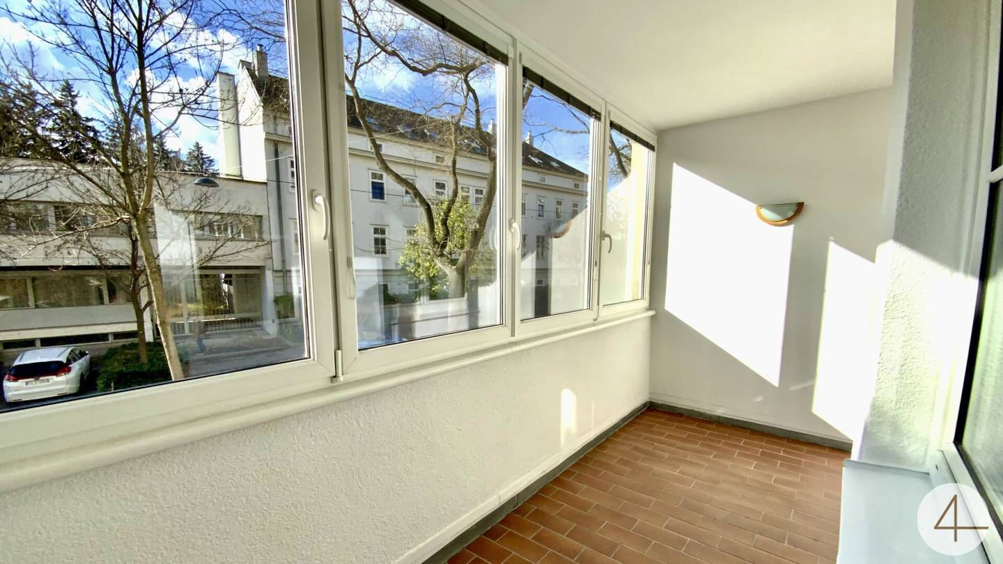 Apartment in green tranquil setting with loggia near U4