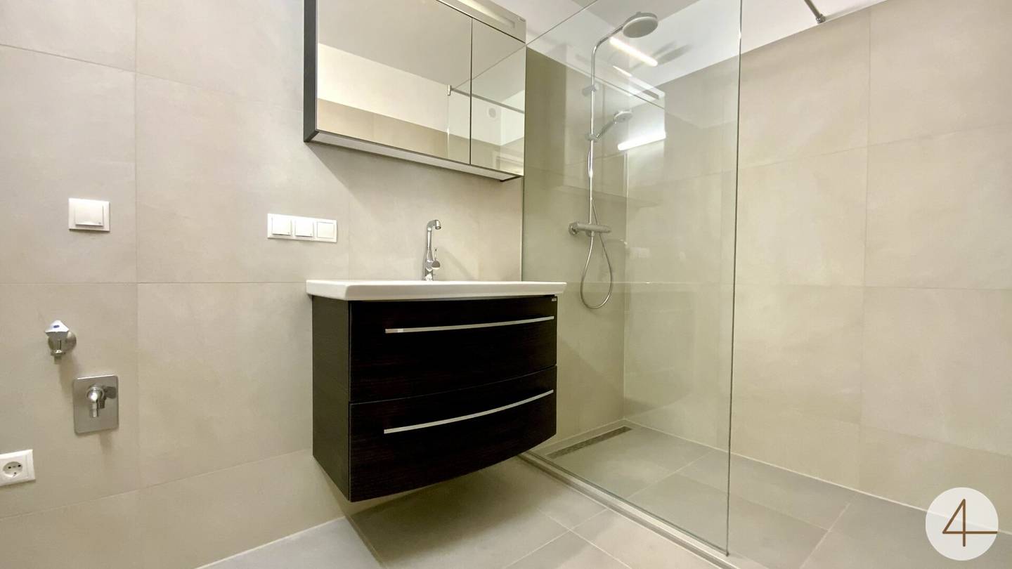 Apartment in green tranquil setting with loggia near U4