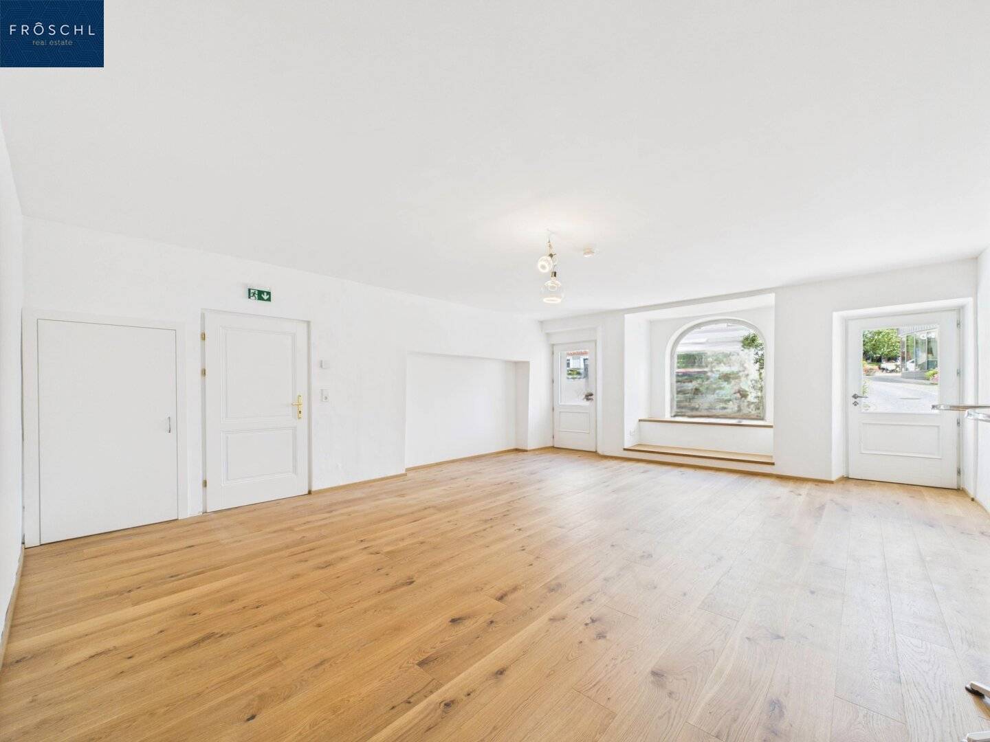 Bright commercial space with parquet and district heating in central location