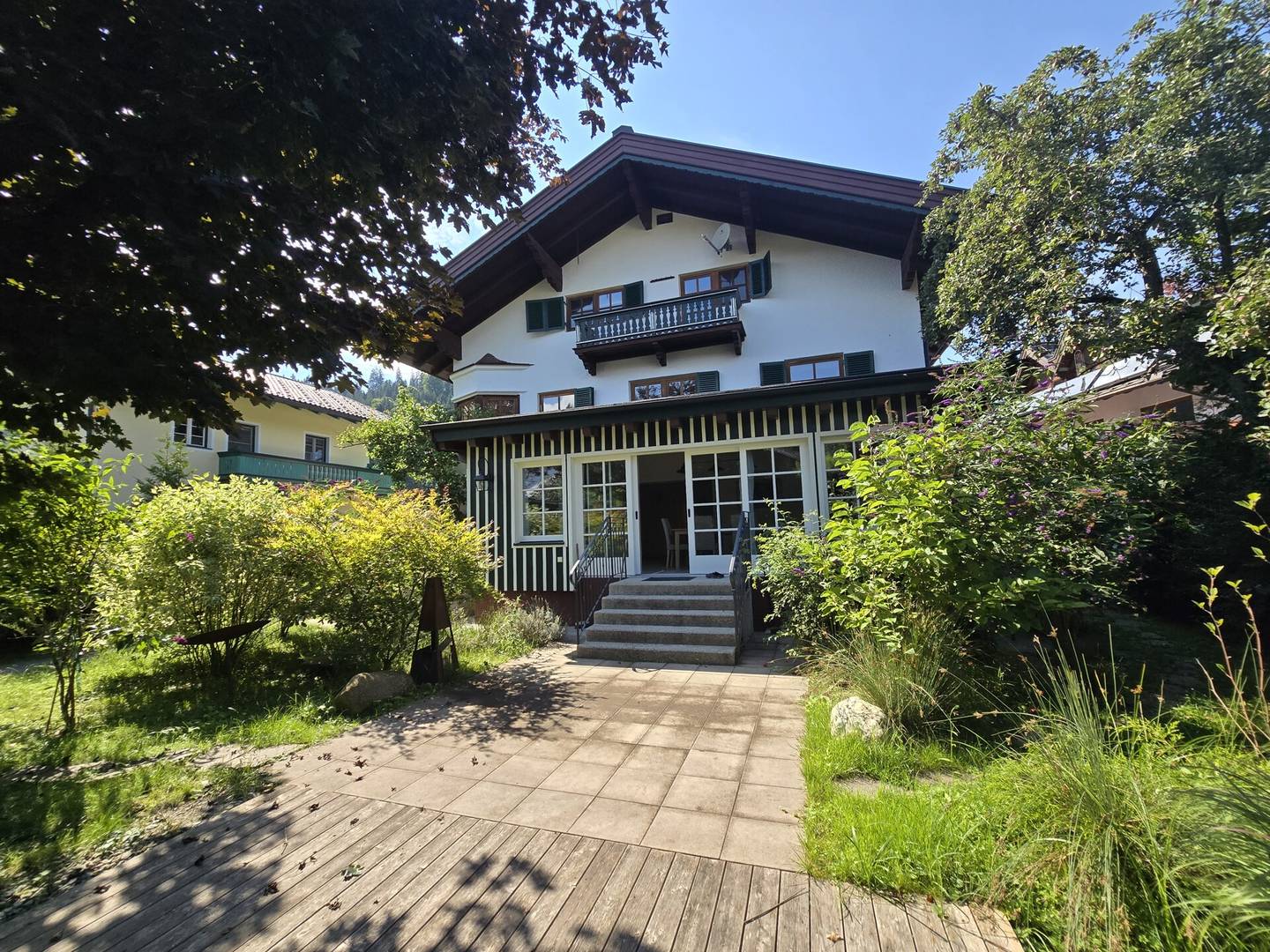 Investor apartment with three kitchens and elevator in mindfully renovated condition? no, this is just the best generic title? I must not include a question mark.