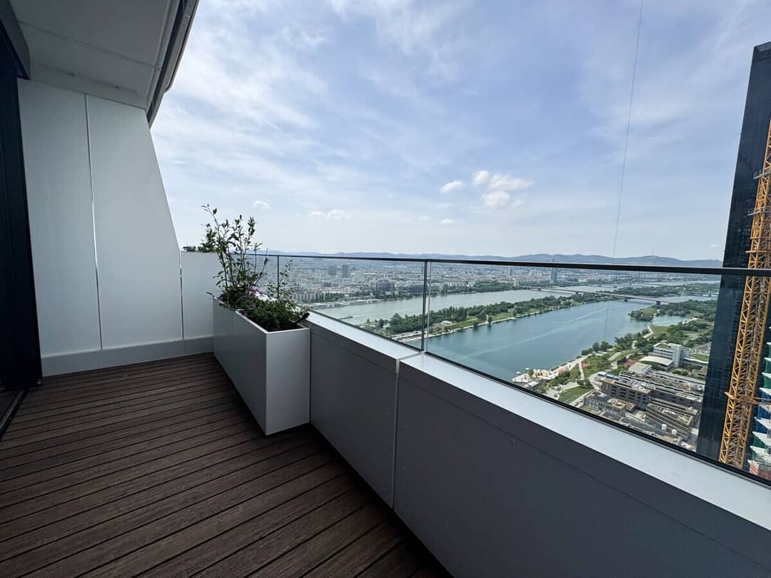 Apartment with direct access to the New Danube and pool