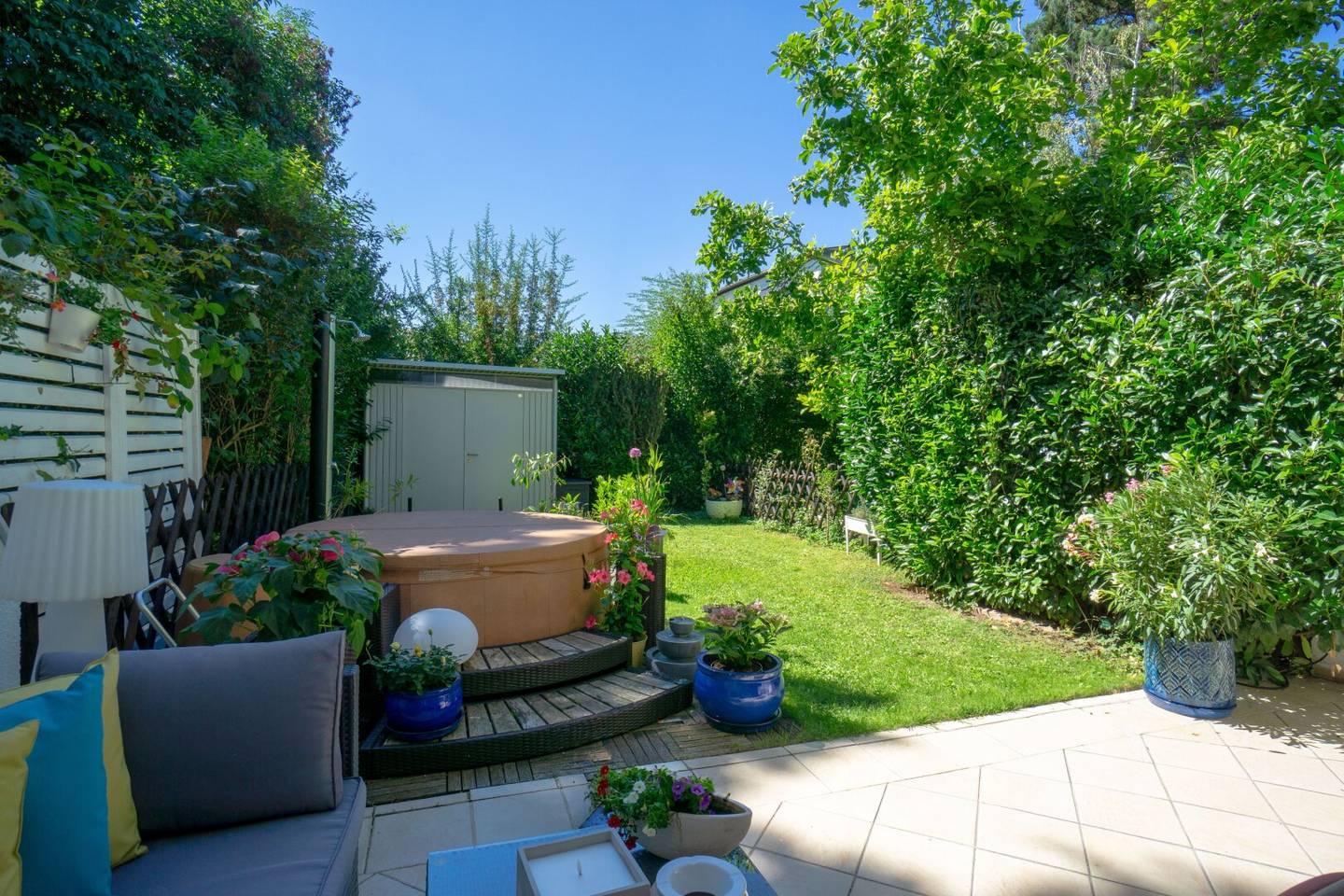 Row house highlight with beautiful garden - shopping, schools and public transport at your doorstep","de":"Reihenhaus-Highlight mit schönem Garten - Einkauf, Schule und Öffis \"vor der Türe\"