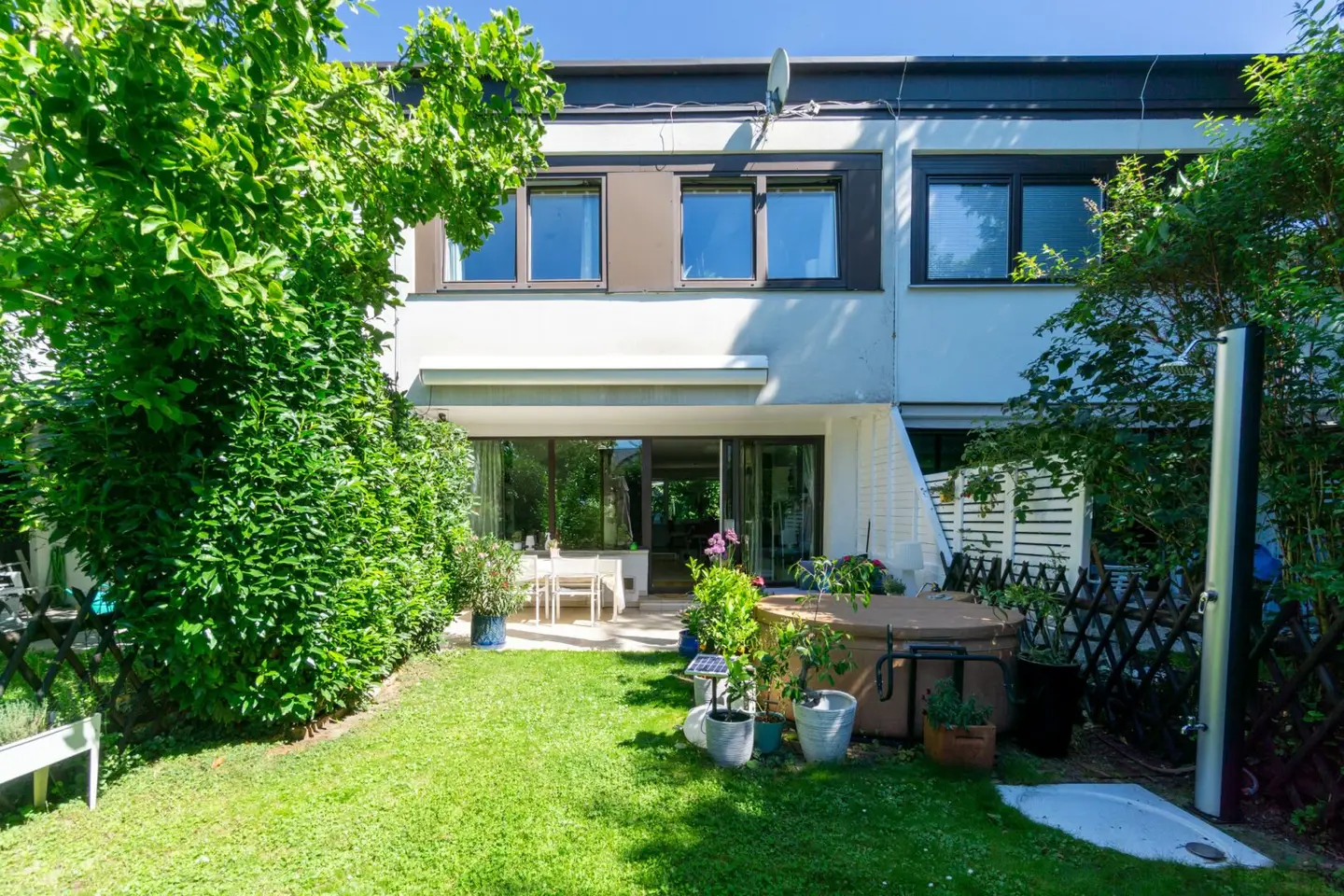 Row house highlight with beautiful garden - shopping, schools and public transport at your doorstep","de":"Reihenhaus-Highlight mit schönem Garten - Einkauf, Schule und Öffis \"vor der Türe\"
