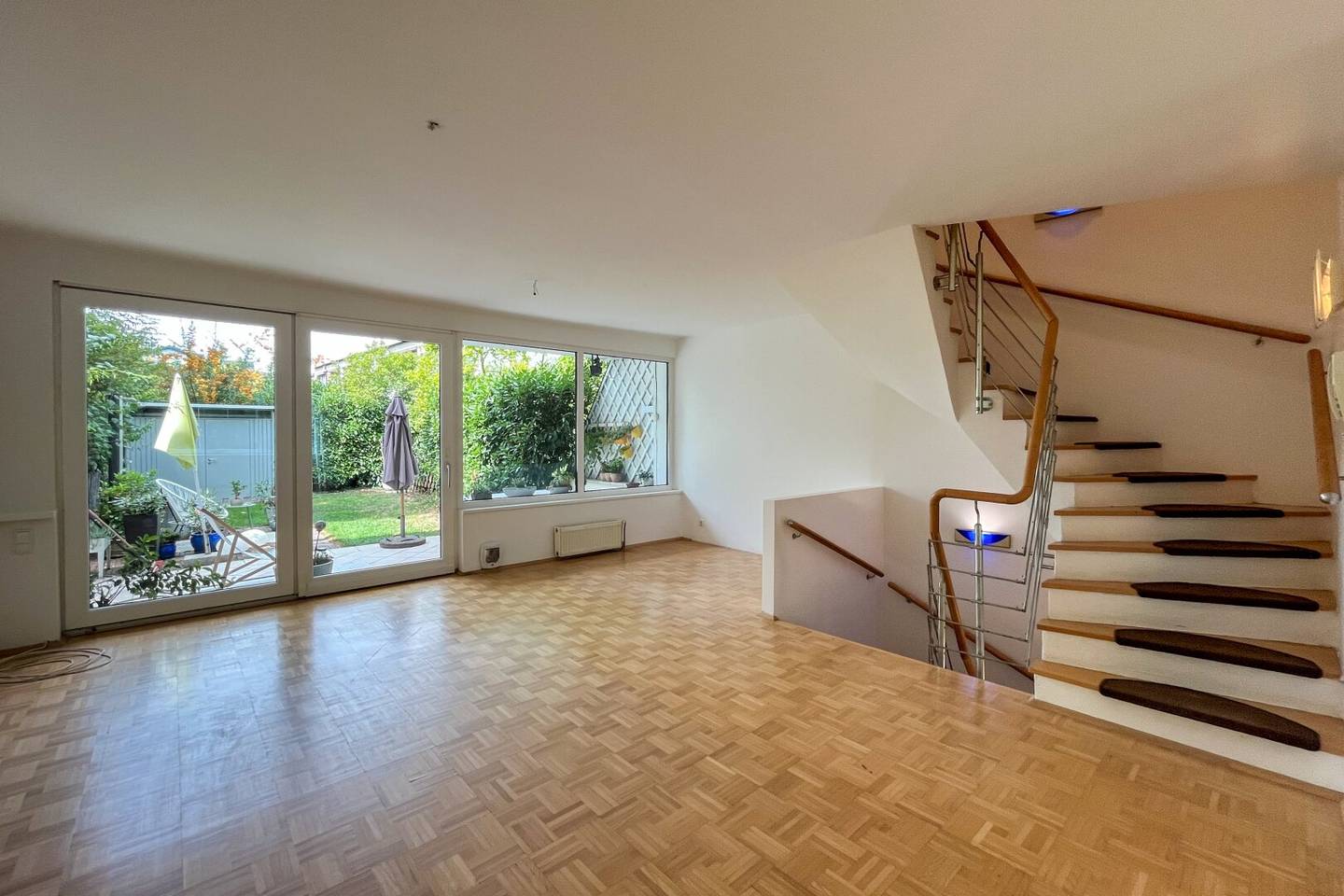 Reihenhaus-Highlight mit schönem Garten - Einkauf, Schule und Öffis "vor der Türe"