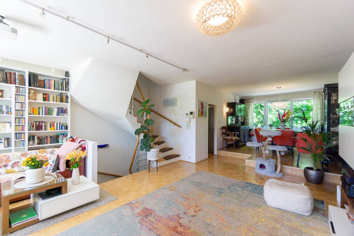 Row house highlight with beautiful garden - shopping, schools and public transport at your doorstep","de":"Reihenhaus-Highlight mit schönem Garten - Einkauf, Schule und Öffis \"vor der Türe\"