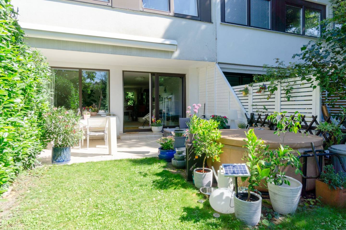 Row house highlight with beautiful garden - shopping, schools and public transport at your doorstep","de":"Reihenhaus-Highlight mit schönem Garten - Einkauf, Schule und Öffis \"vor der Türe\"