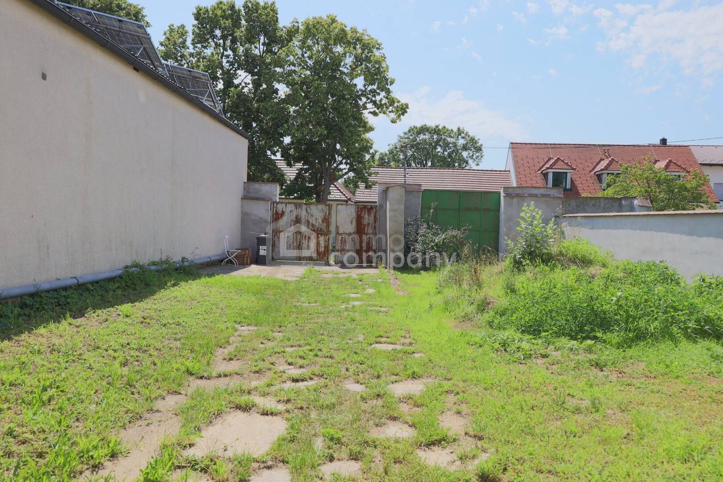 Two Ways, One Home Renovation Needed House With a Large Garden