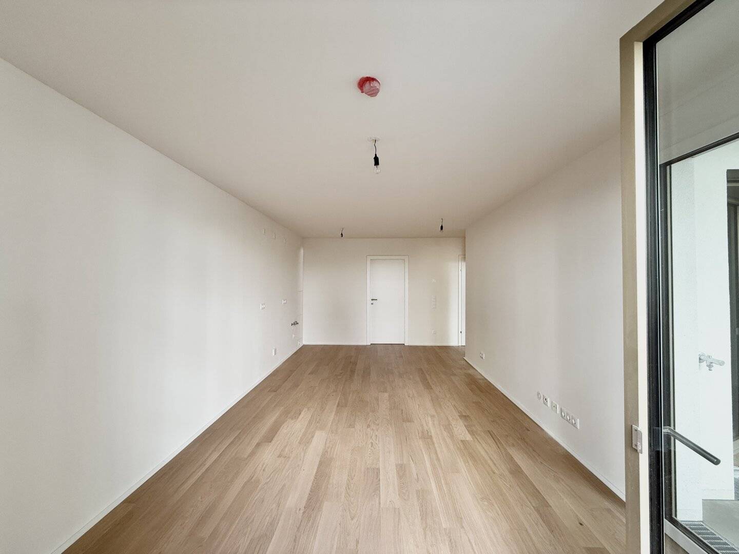 Newly built apartment near Kagraner Platz loggia