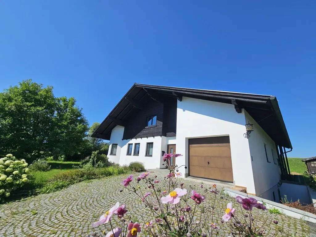 Gediegenes Einfamilienhaus mit Gebirgsblick und Potenzial
