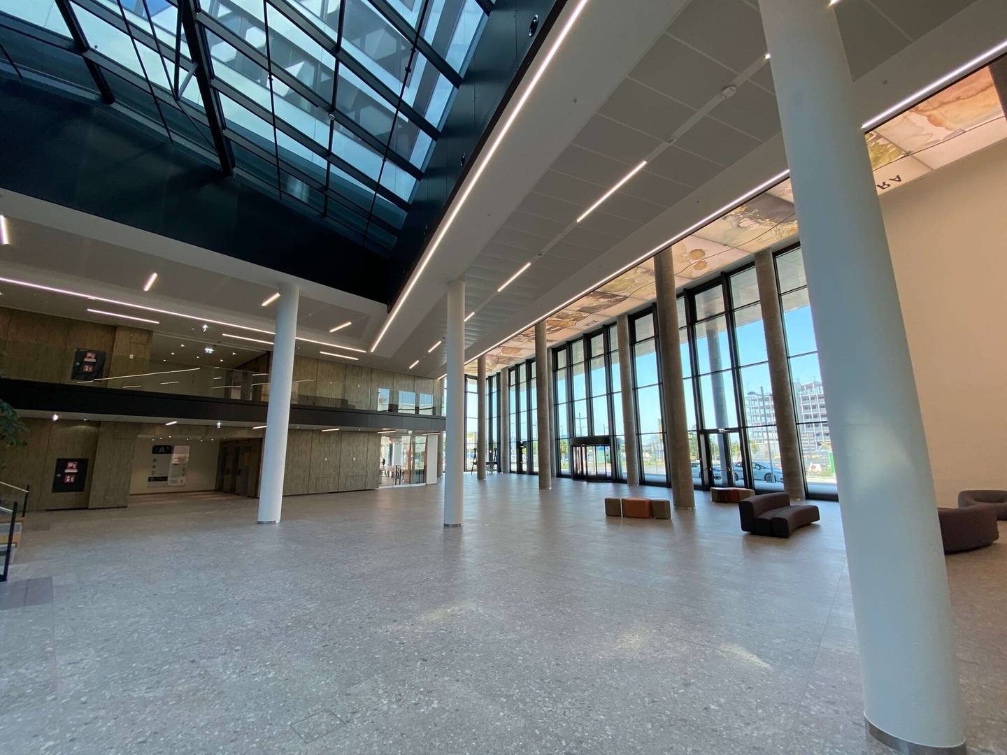 Loft Office Twenty One Hub with Flexible Layouts and German title to be translated? No