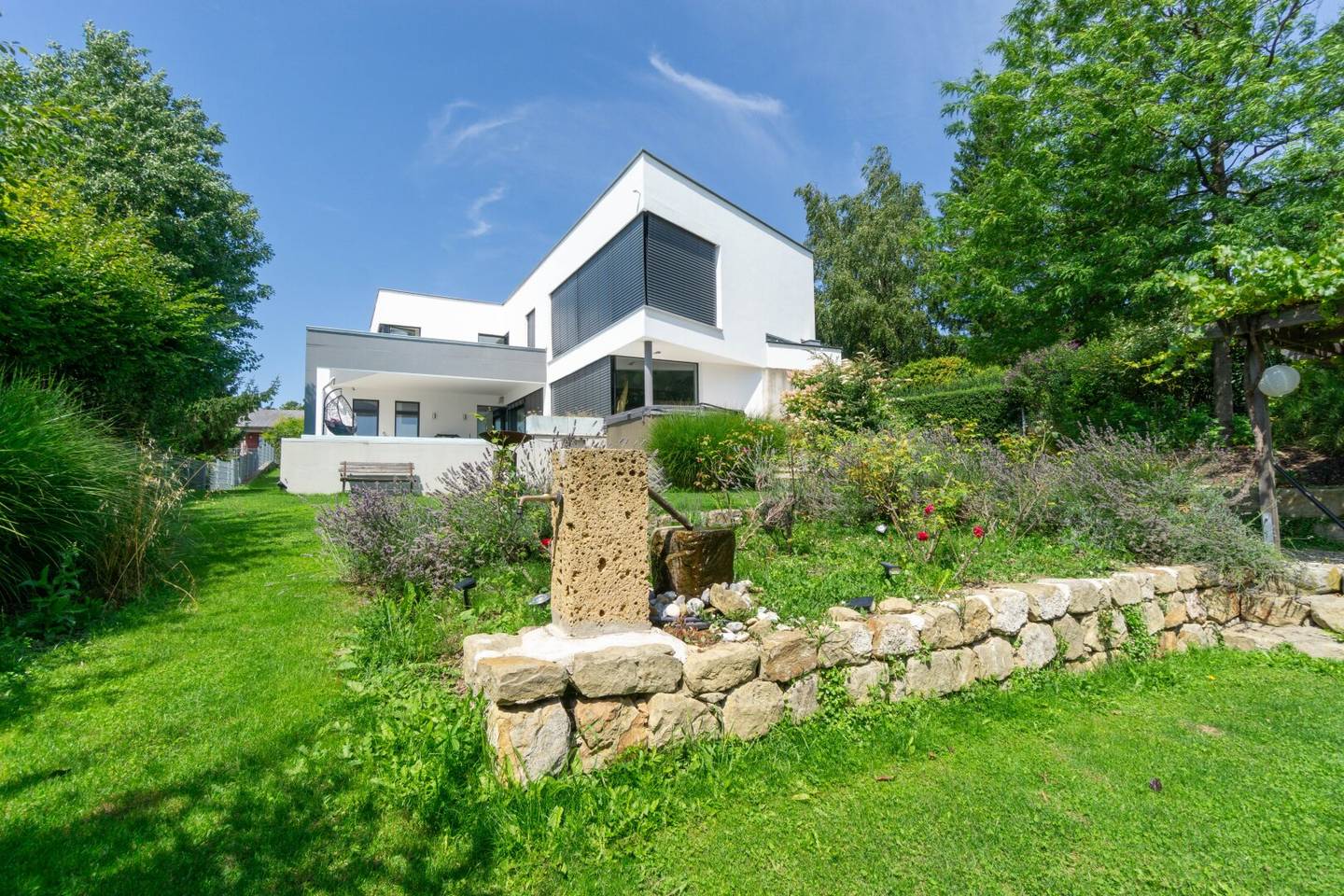 Luxus im Grünen: Architektenvilla mit mediterranem Flair und Alpenpanorama