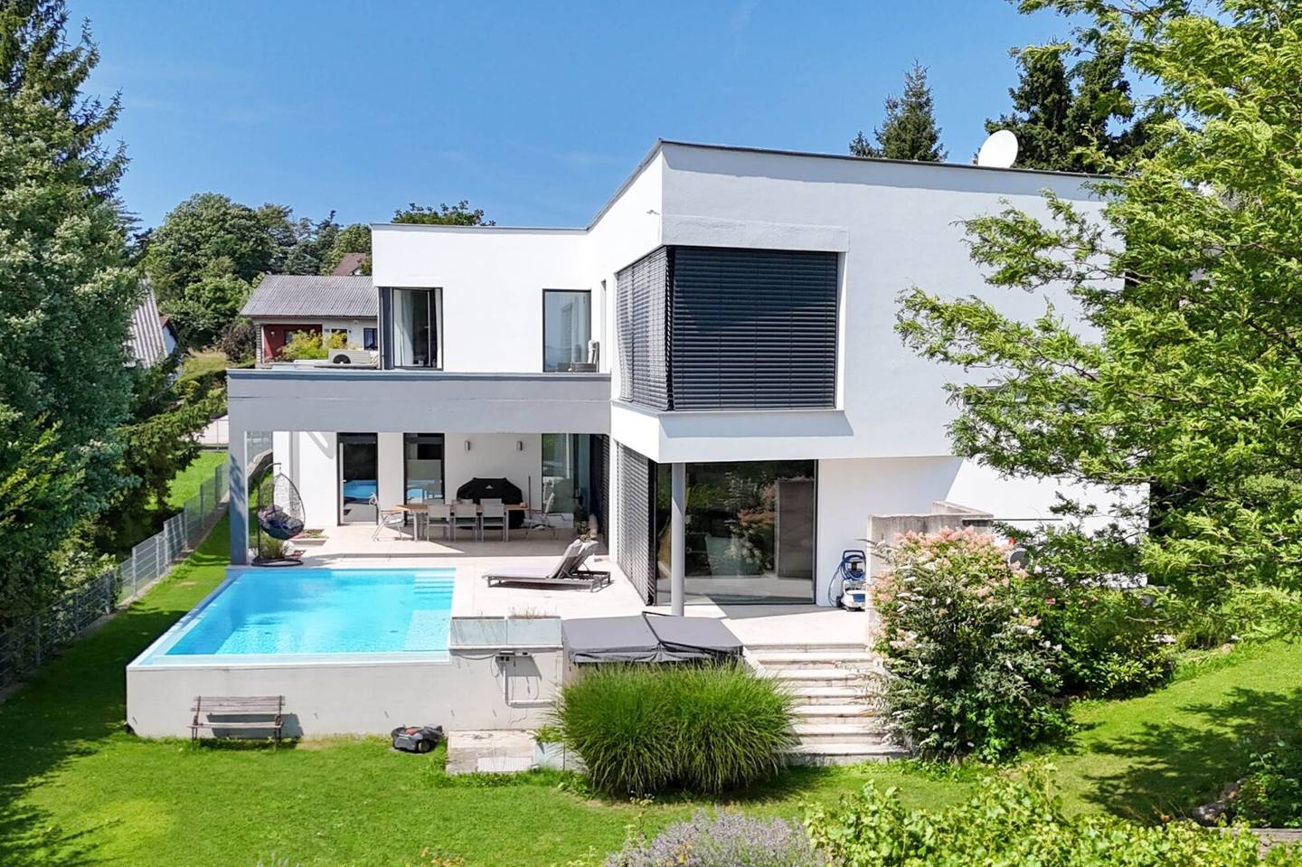 Luxus im Grünen: Architektenvilla mit mediterranem Flair und Alpenpanorama