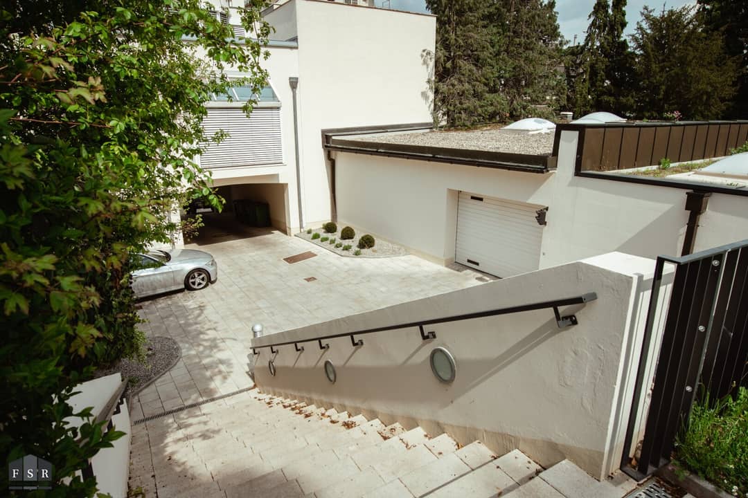 Garden apartment with parquet and garage in green surroundings