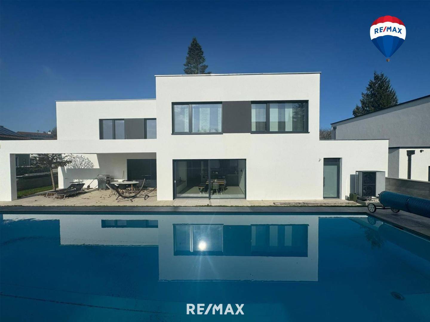 >>> VERKAUFT!!! <<< Moderne Einfamilienvilla mit Poolanlage