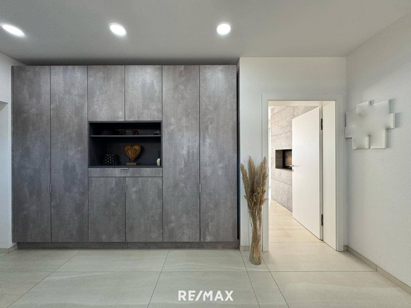 >>> VERKAUFT!!! <<< Moderne Einfamilienvilla mit Poolanlage