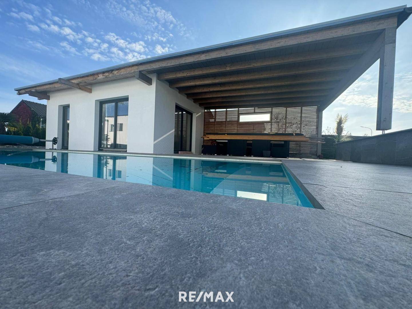>>> VERKAUFT!!! <<< Moderne Einfamilienvilla mit Poolanlage