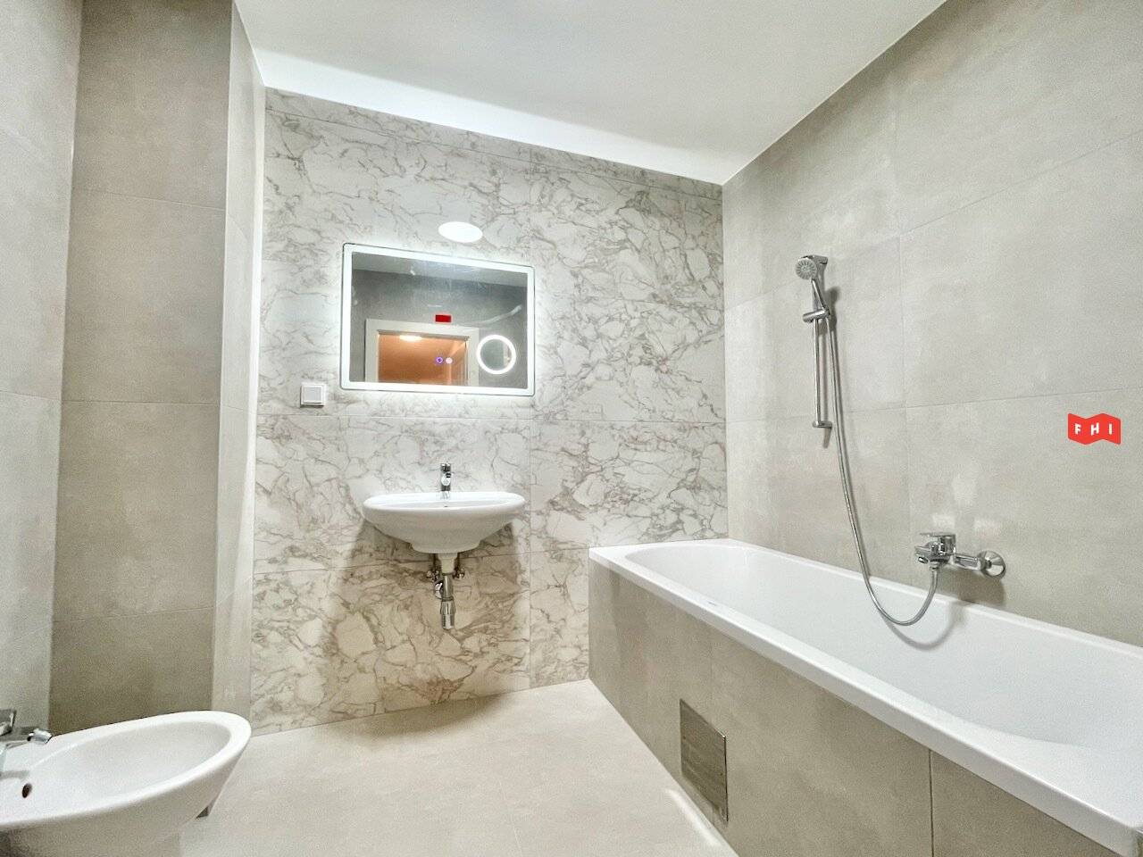 Lainzer Platzl in Hietzing: Bright, quiet, renovated 3 room new building apartment (built 1992) with green view and garage