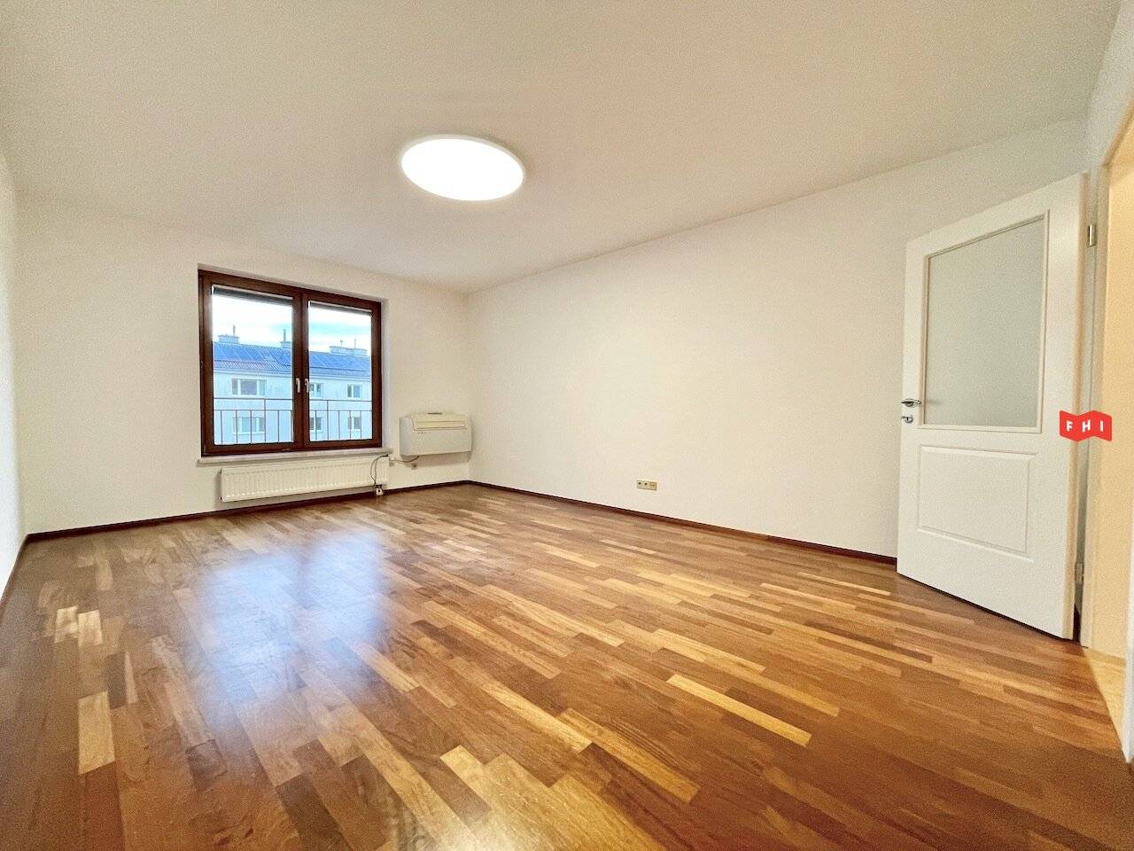 Lainzer Platzl in Hietzing: Bright, quiet, renovated 3 room new building apartment (built 1992) with green view and garage