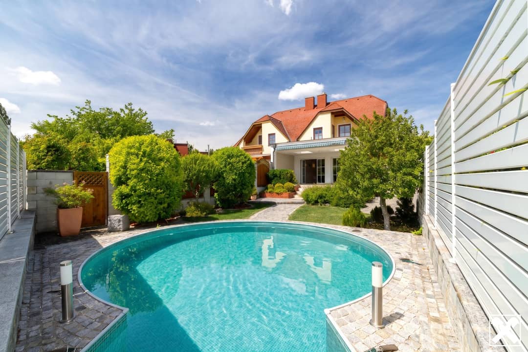 Doppelhaushälfte mit Pool in Guntramsdorf, 129 m² Wohnfläche, Garage