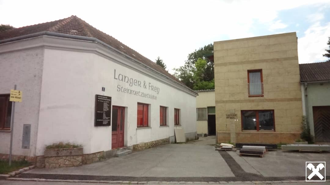 <p>Vielseitig nutzbares Gewerbeobjekt im Ortsgebiet von Gerhaus. </p><p><br /></p><p>Die Liegenschaft bietet hervorragende Bedingungen für Handwerks-, Lagerhaltung, Werkstatt  oder als Betriebsstandort mit Entwicklungspotential. </p><p><br /></p><p>Die Immobilie wurde zuletzt als Steinmetzbetrieb  genutzt.</p><p><br /></p><p>Die Liegenschaft umfasst ein Betriebsgebäude mit Halle, Büroflächen und ein großzügiges, rückwertiges Grundstück - ideal für Gewerbetreibende mit Platzbedarf.</p><p><br /></p><p>Für weitere Informationen oder zur Vereinbarung eines  Besichtigungstermins stehen wir Ihnen gerne zur Verfügung. Wir freuen uns auf Ihren Anruf!</p><br />