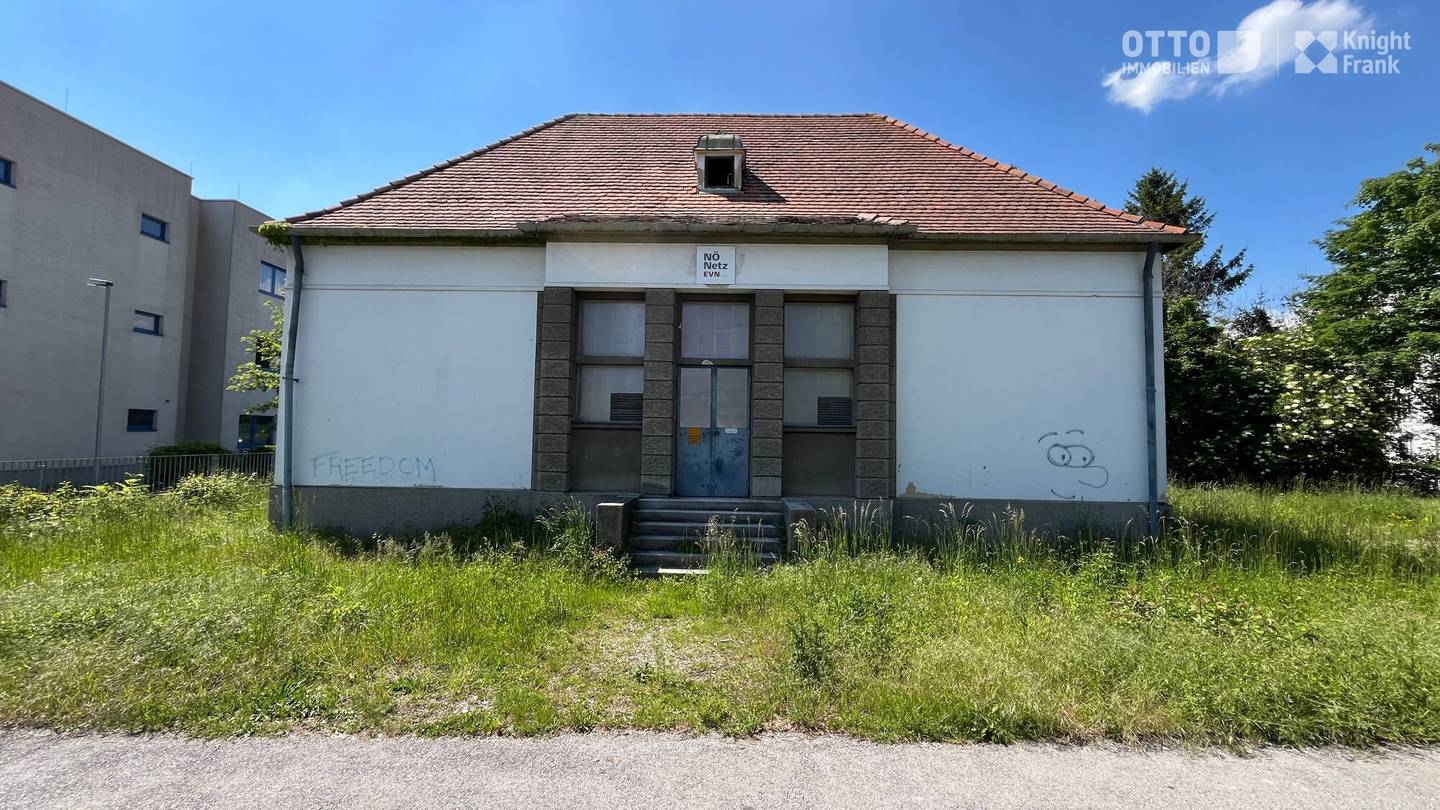 Urbanes Grundstück mit altem Trafohäuschen
