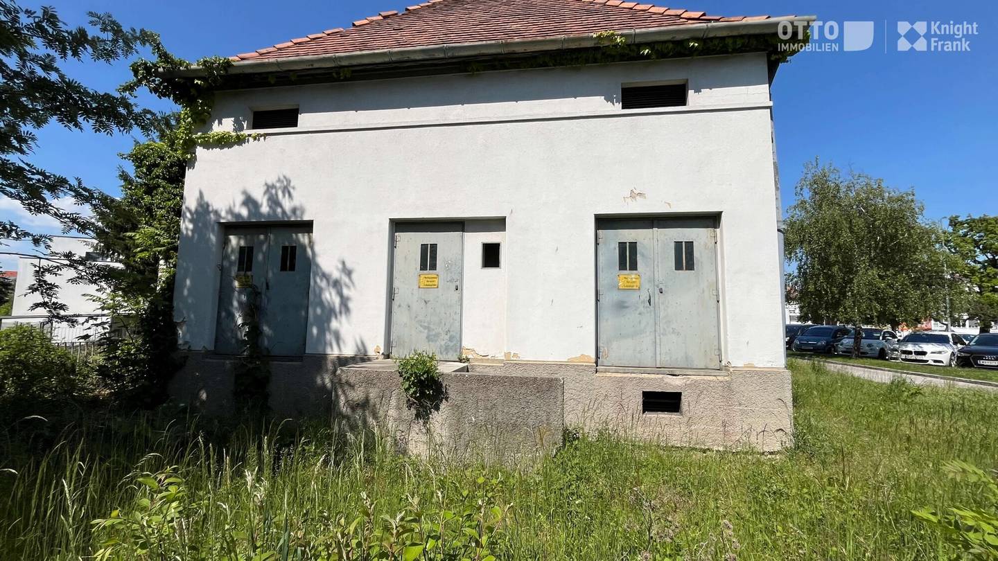 Urbanes Grundstück mit altem Trafohäuschen
