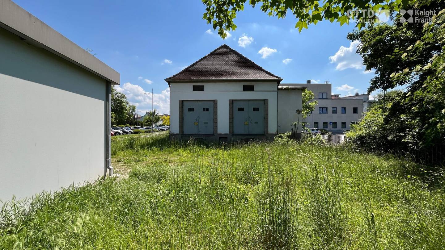 Urbanes Grundstück mit altem Trafohäuschen