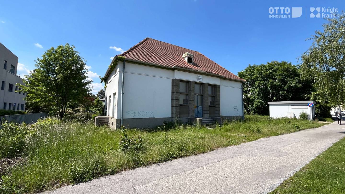 Urbanes Grundstück mit altem Trafohäuschen