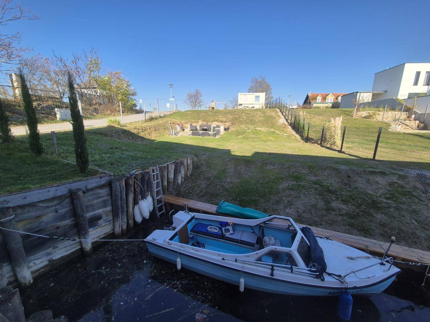 Traumgrundstück mit direktem Seezugang und Weitblick