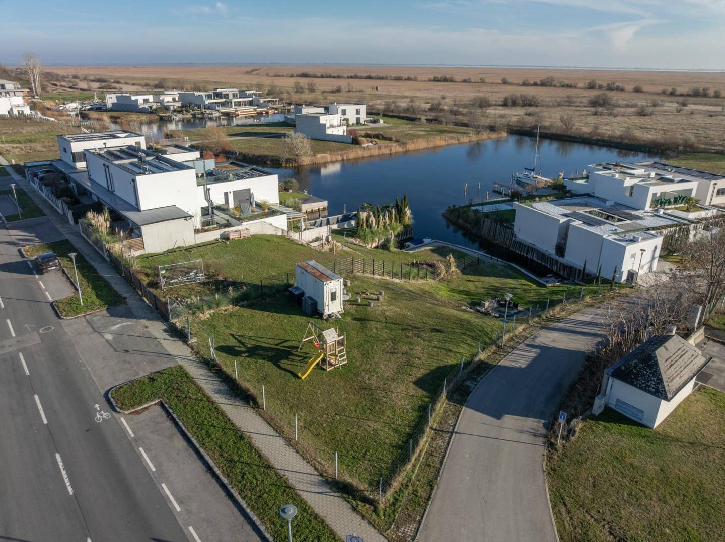 Traumgrundstück mit direktem Seezugang und Weitblick