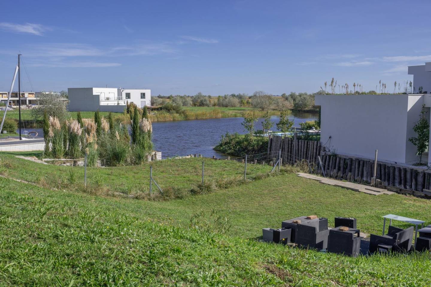Traumgrundstück mit direktem Seezugang und Weitblick
