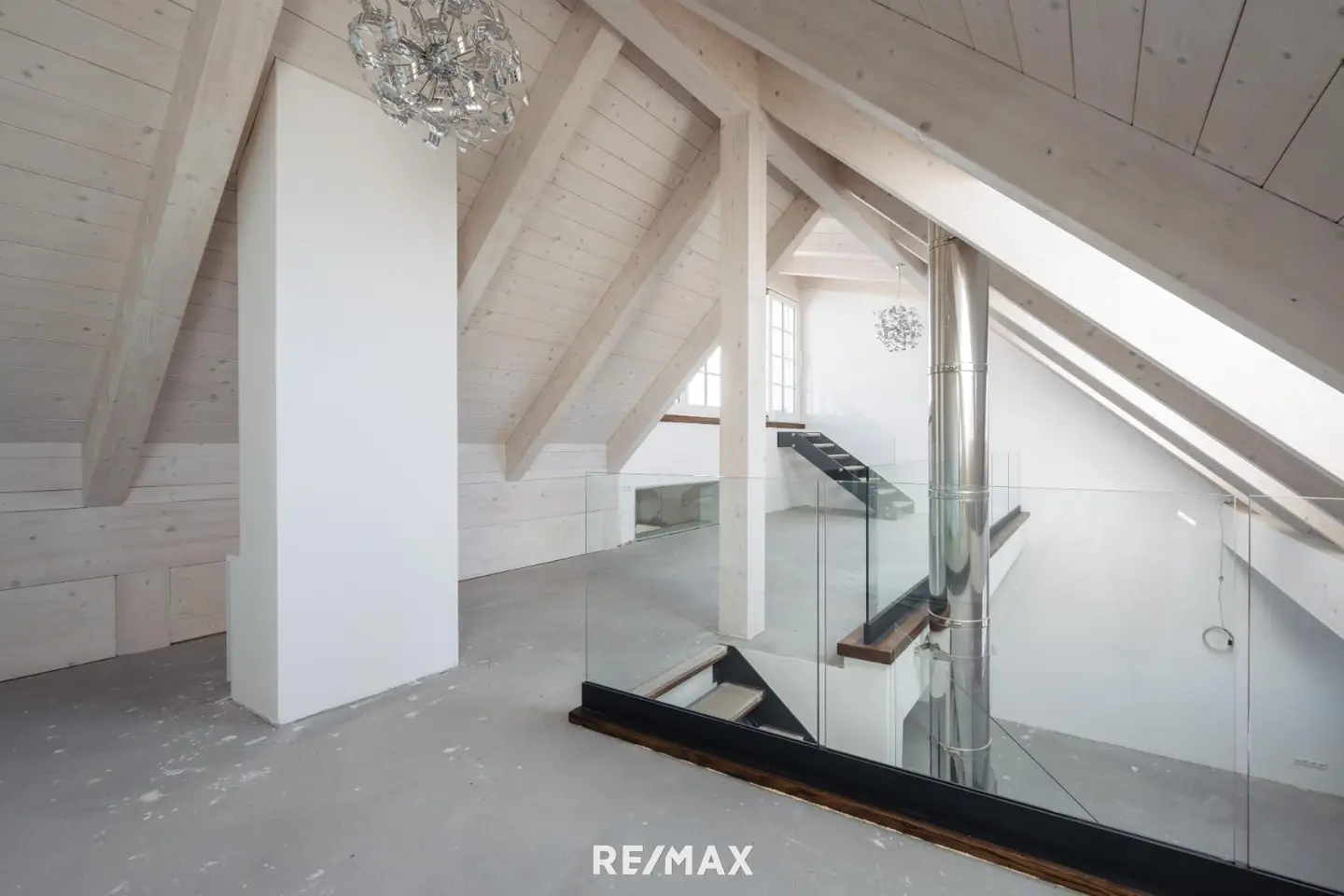 Bright Penthouse with gallery and roof terrace in city centre
