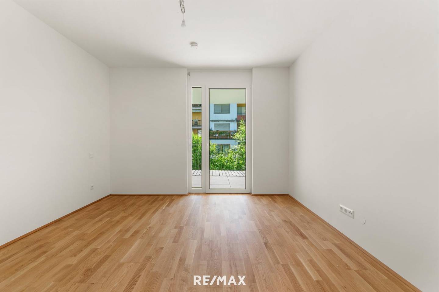 Apartment with terrace bright and quiet by the lake